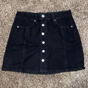 American Eagle / size: 6 / black button up jean skirt